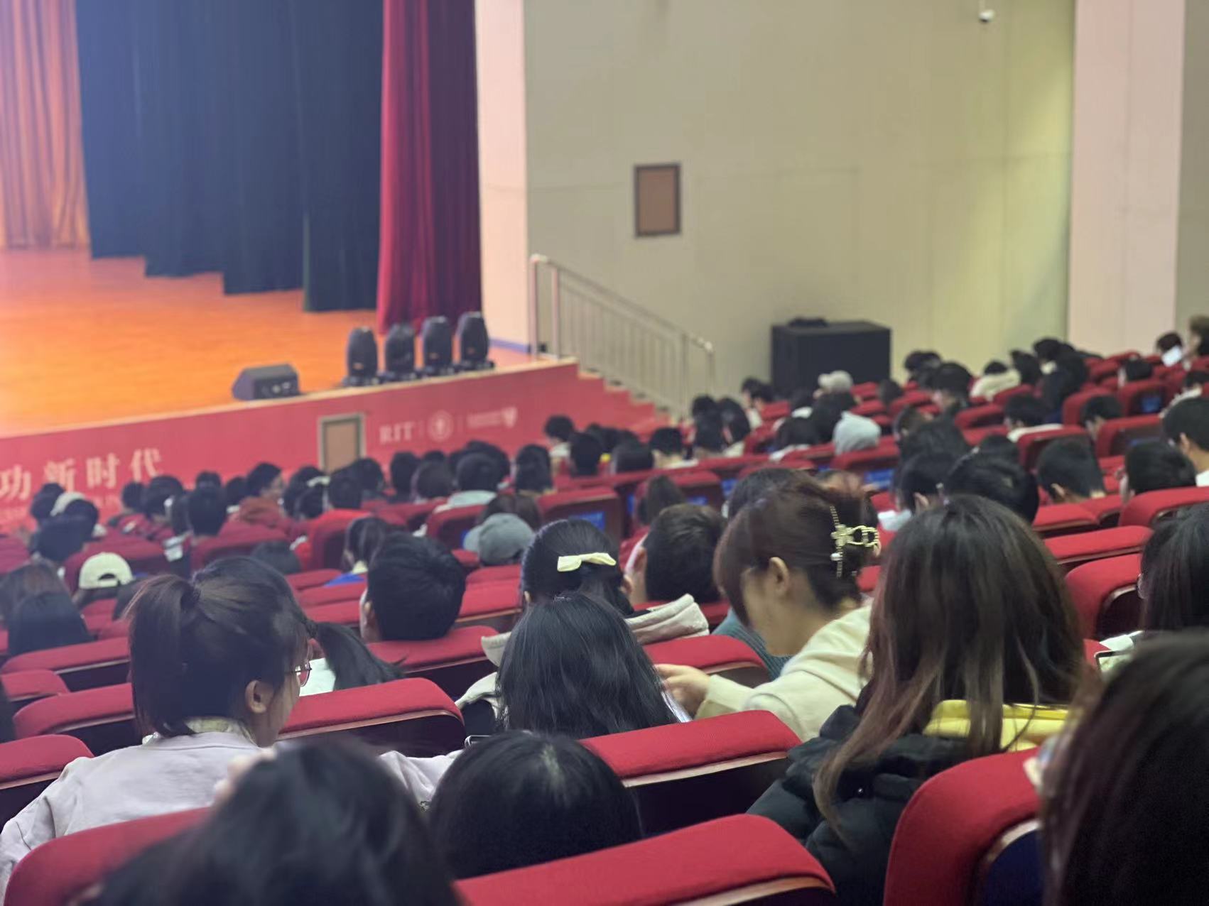 Weihai Campus Holds Class of 2022 Undergraduate Yearly Meeting