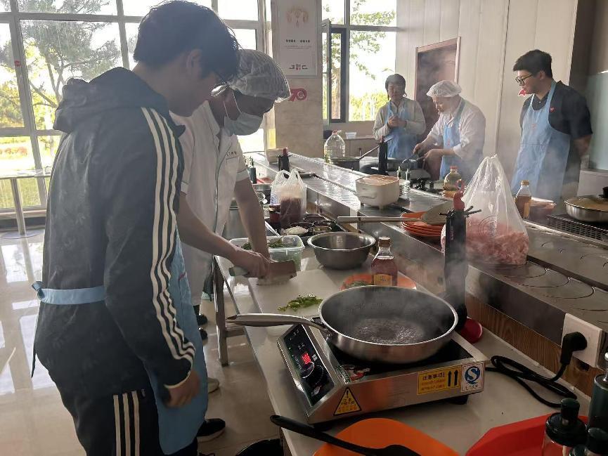 威海校区24-25学年第七次“厨艺培训”活动顺利开展