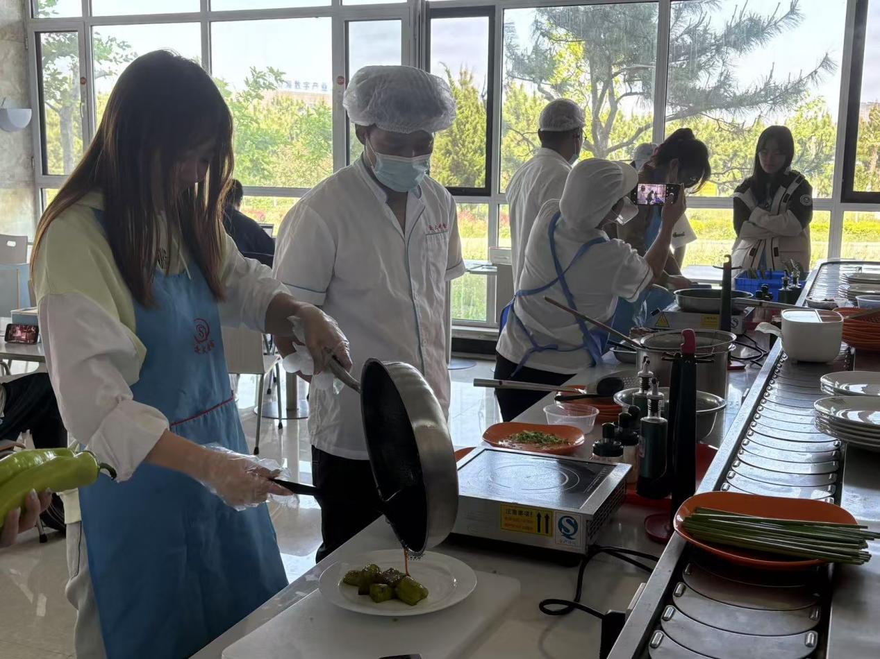 威海校区24-25学年第八次“厨艺培训”活动顺利开展